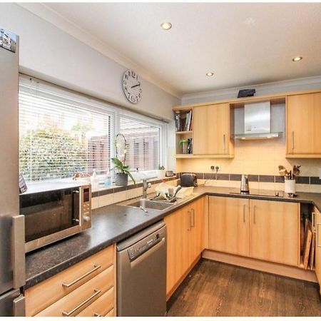 Twin Room In Crawley,Gatwick,West Sussex Ifield Esterno foto