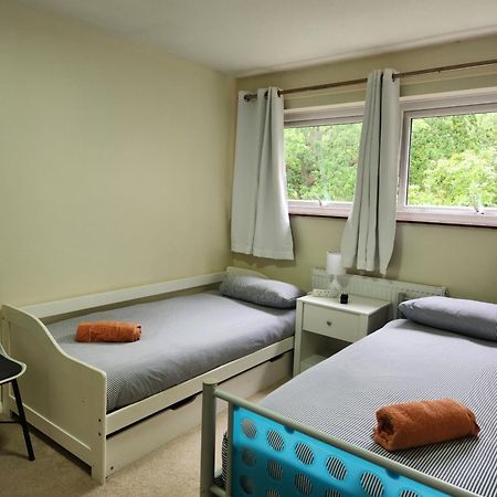 Twin Room In Crawley,Gatwick,West Sussex Ifield Esterno foto