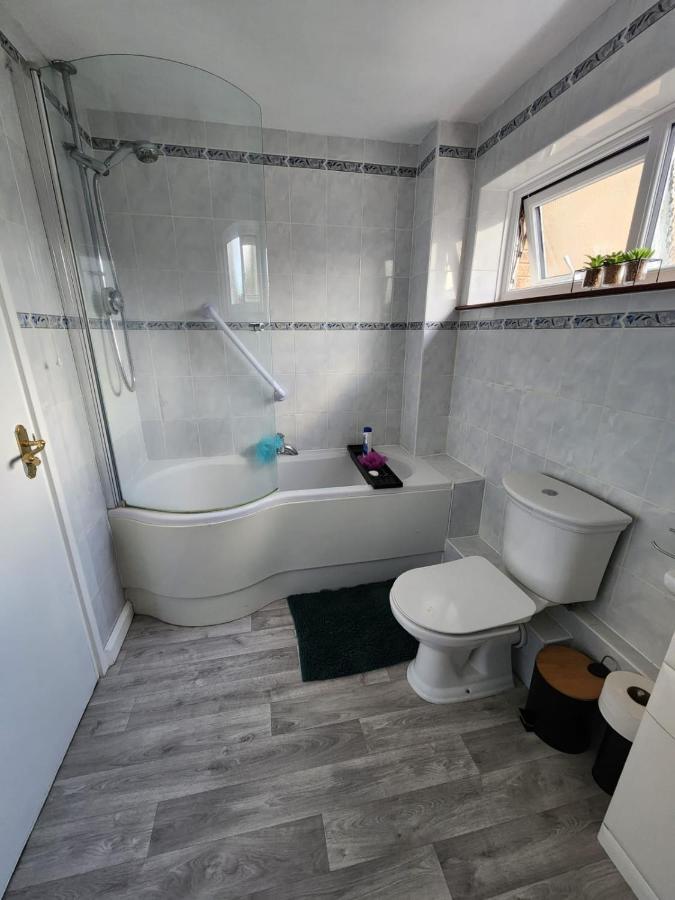 Twin Room In Crawley,Gatwick,West Sussex Ifield Esterno foto