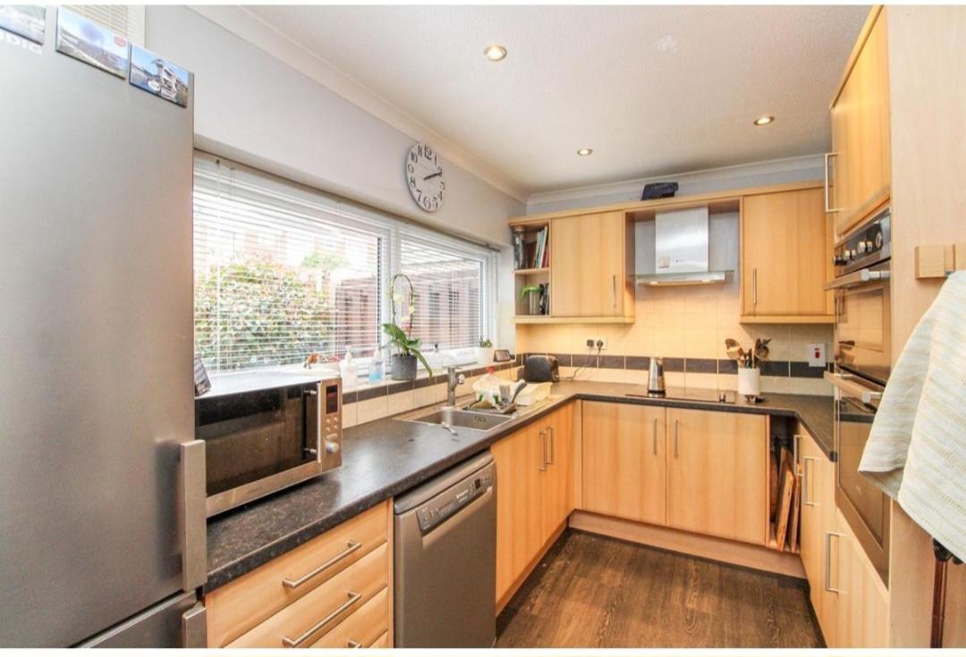 Twin Room In Crawley,Gatwick,West Sussex Ifield Esterno foto