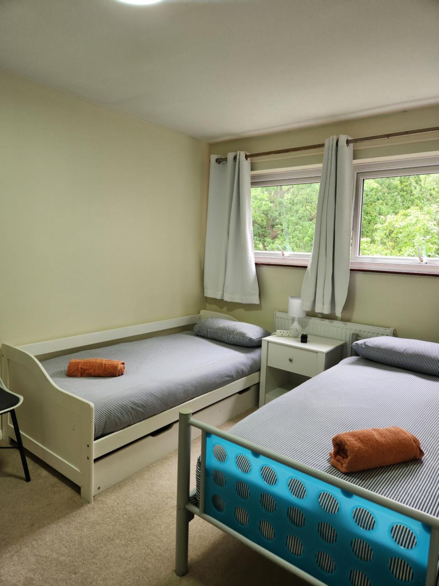Twin Room In Crawley,Gatwick,West Sussex Ifield Esterno foto